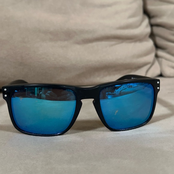 Oakley Blue Holbrook Prizm sunglasses comes with hard shell case - Picture 3 of 5